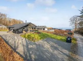Beautiful Home In Juelsminde With Wifi