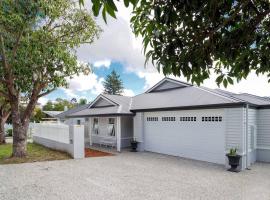 New Home~close to Airport & Swan Valley inc B/fast 1st Morning~，位于珀斯的度假屋