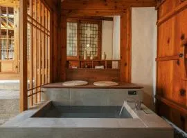 Luxury hanok with private foot bathtub - SN10