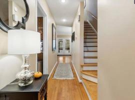 The Red Door 2-bedroom townhouse near VT & RU，位于拉德福的酒店