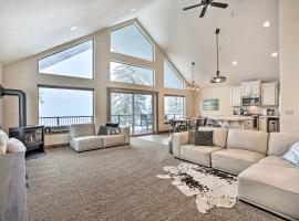 Loon Lake Waterfront Retreat 2 Decks and Dock!，位于Loon Lake的酒店