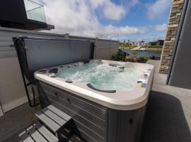 Marsden Cove Canal Haven with Spa Pool，位于One Tree Point的酒店