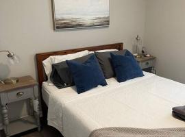 The Mary Lou - 2 Bedroom Apt in Quilt Town, USA，位于Hamilton的酒店