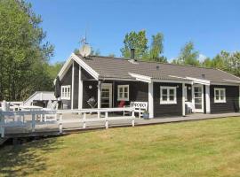 Beautiful Home In Aakirkeby With Sauna, 3 Bedrooms And Wifi，位于维斯特索马肯的酒店