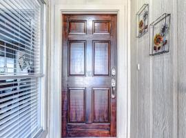 Cheerful 3-bedroom home with indoor fireplace，位于休斯顿的酒店