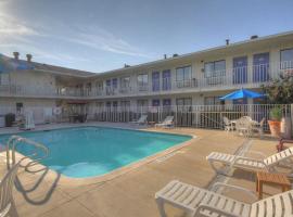 Motel 6 San Antonio, Tx Six Flags Fiesta TX - La Cantera Area，位于圣安东尼奥的酒店