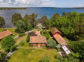 Architect-designed cottage in Drag with a panoramic view of Dragsviken