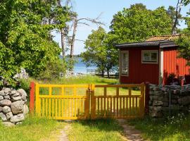 Holiday house in Drag with a unique location and lake plot，位于Rockneby的酒店