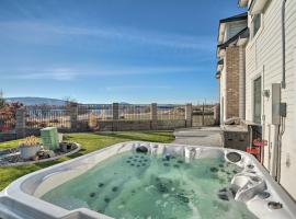 Pasco Condo with Columbia River Views and Hot Tub，位于帕斯科的酒店