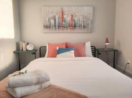 Modern Suite in Historic Bldg. Minutes to DT，位于卡尔加里Confederation Park附近的酒店