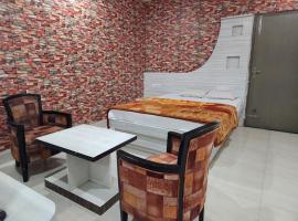 Golden Park Inn，位于Jarmundi的宠物友好酒店