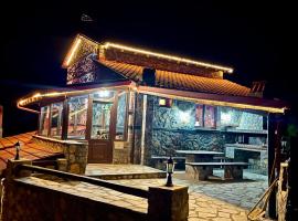 CHALET LUXURY VILLA BY MAKHOME，位于帕雷斯阿吉萨那的木屋