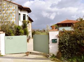 PACA casa rural. Arts and Landscape in Asturias，位于希洪的乡间豪华旅馆
