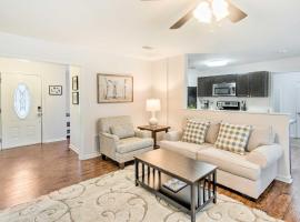 Bright Hinesville Home, 43 Mi to Savannah!