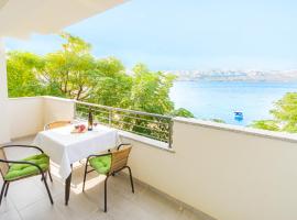 Babara beautiful setting right on beach with modern facilities，位于梅塔伊纳的公寓