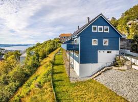 Cosy house with sunny terrace, garden and fjord view，位于卑尔根的乡村别墅