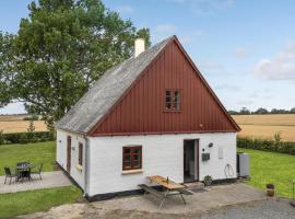 Stunning Home In Bandholm With Kitchen，位于班霍尔姆的乡村别墅