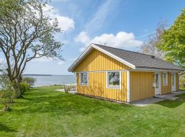 Lake Front Home In Helsinge With House Sea View，位于赫尔辛厄的度假屋