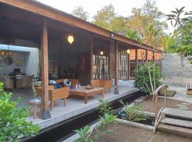 Villa Indi Yogyakarta，位于Waluadeg的酒店