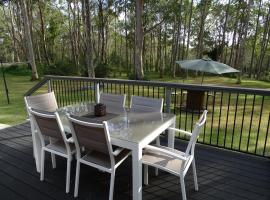 Bronte Lodge, Wine Country Farm Stay Hunter Valley with Games Room, Close to Town，位于Greta Main的木屋