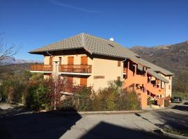 Appartement offrant une magnifique vue des montagnes，位于圣雷热雷梅累兹Saint-Léger-les-Mélèzes Combes Ski Lift附近的酒店