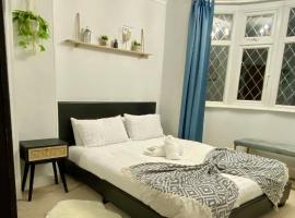 Large 4 Bedrooms House in Coventry for Contractors，位于Whitley的度假屋