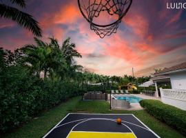 Beautiful house heated pool, basketball L01，位于卡特勒湾的酒店