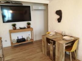 appartement cosy situé à 2mn de la plage à pied climatise，位于滨海自由城的公寓