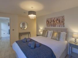 Marina Walk, New Luxury Coastal Apartment in The English Riviera, close to the Shops, Bars and Restaurants with Torquay Marina and Torre Abbey Sands Beach a short walk away!，位于托基的酒店