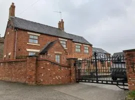 Woodbine Cottage-PART OF ALTON COTTAGES