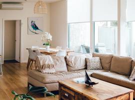 Exclusive Anglesea River Beach Apartment，位于安吉西的酒店