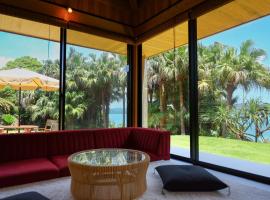 泊まれるアートミュージアム 琉球ヴィラ，位于龙乡町的带泳池的酒店