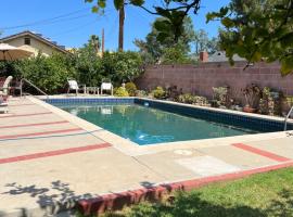 Vacation Rental w Pool &Garden 6 Guests near CSUN，位于北山的酒店