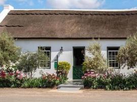 Old Village Lodge，位于麦格雷戈的酒店