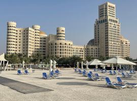 Private Suites Al Hamra Palace at golf & sea resort，位于拉斯阿尔卡麦阿尔哈姆拉高尔夫俱乐部附近的酒店