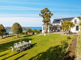 The Professor's Beach House - Brighton Home