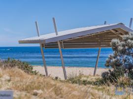 Summer Breeze at Avalon Beach，位于Wannanup的酒店