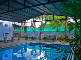 The club house- swimming pool that's better than the beach，位于蓬蒂切里的酒店