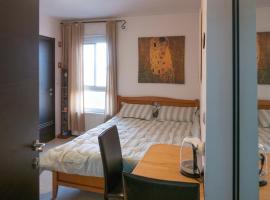 Givat Zeev - between Jerusalem and Tel Aviv, 25 minutes from the airport，位于Giv'at Ze'ev的酒店