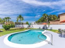 4BR House, Heated Pool 5 mins to Beach Game Room