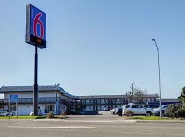 Motel 6-Eureka, CA Redwood Coast，位于尤里卡的酒店