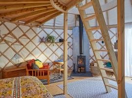 Puckaster Cove Luxury Yurt，位于Niton的带按摩浴缸的酒店