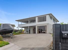 Manaia View - One Tree Point Holiday Home，位于One Tree Point的酒店