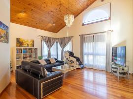 Magnificent Eltham House with stunning view，位于Eltham的乡村别墅