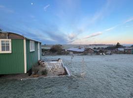 Toms Hut and Robins Rest Shepherd Huts near Wadebridge，位于韦德布里奇的度假屋