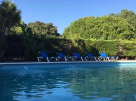 Villa Torrealta, 4000 m2, estancia mínima en verano 7 días de sábado a sábado，位于加的斯的酒店