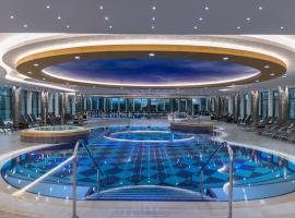 A Hoteli - Grand&Sky Hotel Tornik，位于兹拉蒂博尔的带按摩浴缸的酒店