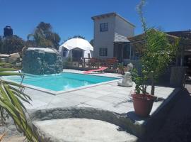 Posada Hostel La Piedra M&iacute;stica，位于拉佩德雷拉的带泳池的酒店