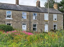 Woodcutters Cottage, Northumberland，位于霍特惠斯尔的带停车场的酒店