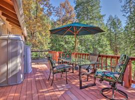 Deck with Forest Views Quiet Twain Harte Cabin!，位于Twain Harte的酒店
